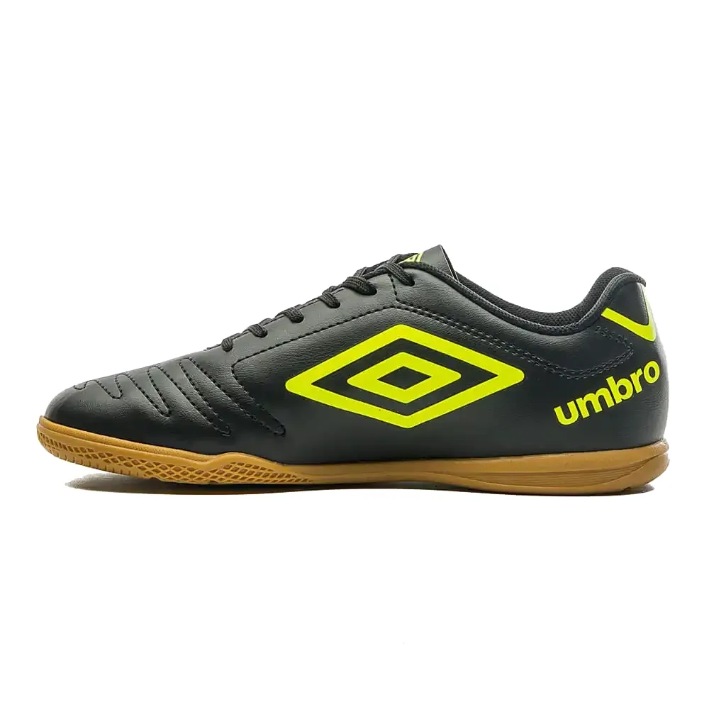 Visão lateral da chuteira Umbro Class preta com detalhes em limão, destacando design esportivo